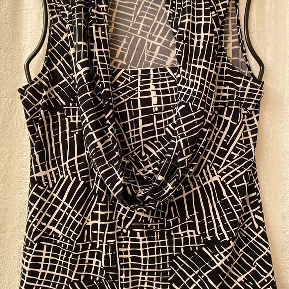 Sleeveless. Black and White. Soft flowy blouse by Kenneth Cole Reaction. Size M. - Picture 2 of 5